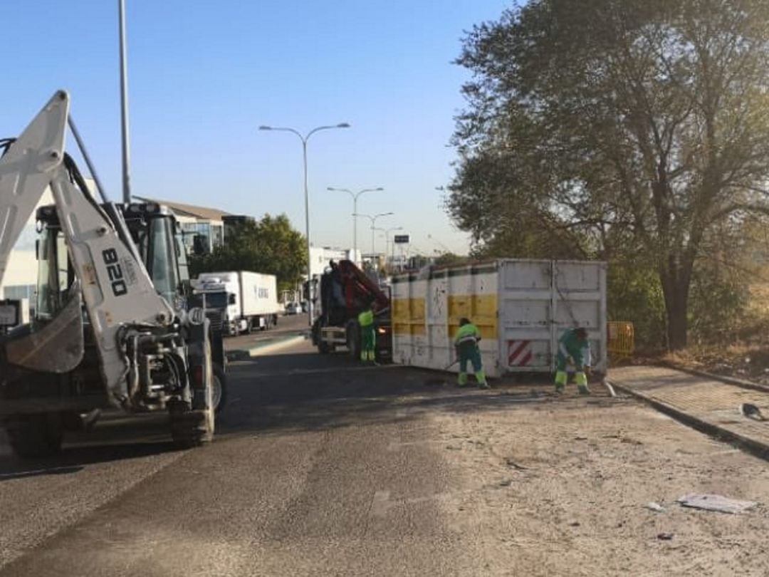 Trabajadores de Esmasa limpiando una zona de Alcorcón