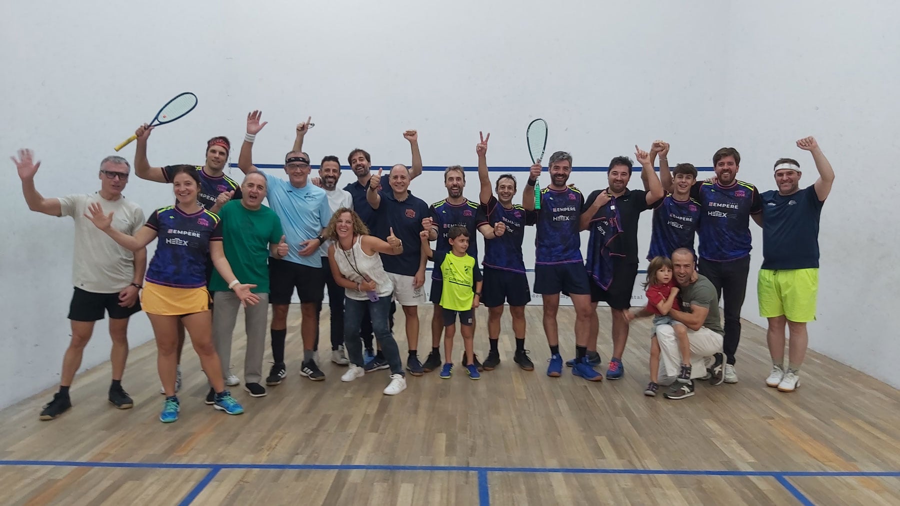 Foto de familia con parte de los participantes y público poco antes de disputarse el tramo final de la competición