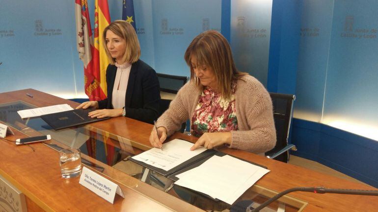 La alcaldesa de Medina y la Consejera de familia firman el acuerdo de la residencia
