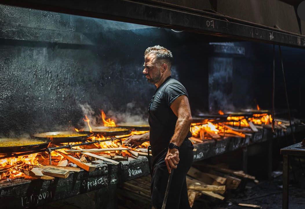 Rodrigo Margós, frente a las paellas a la leña de Las Bairetas.