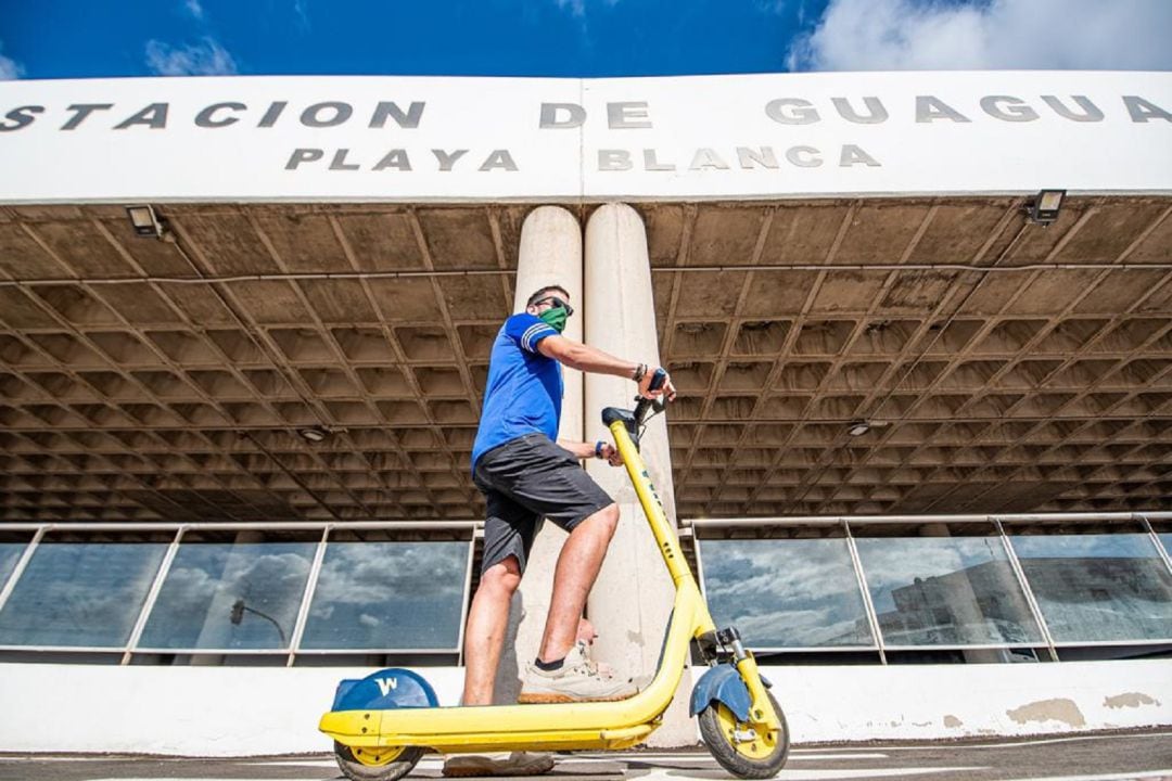 Usuario de una de las patinetas de WIND en Playa Blanca, en el municipio lanzaroteño de Yaiza.