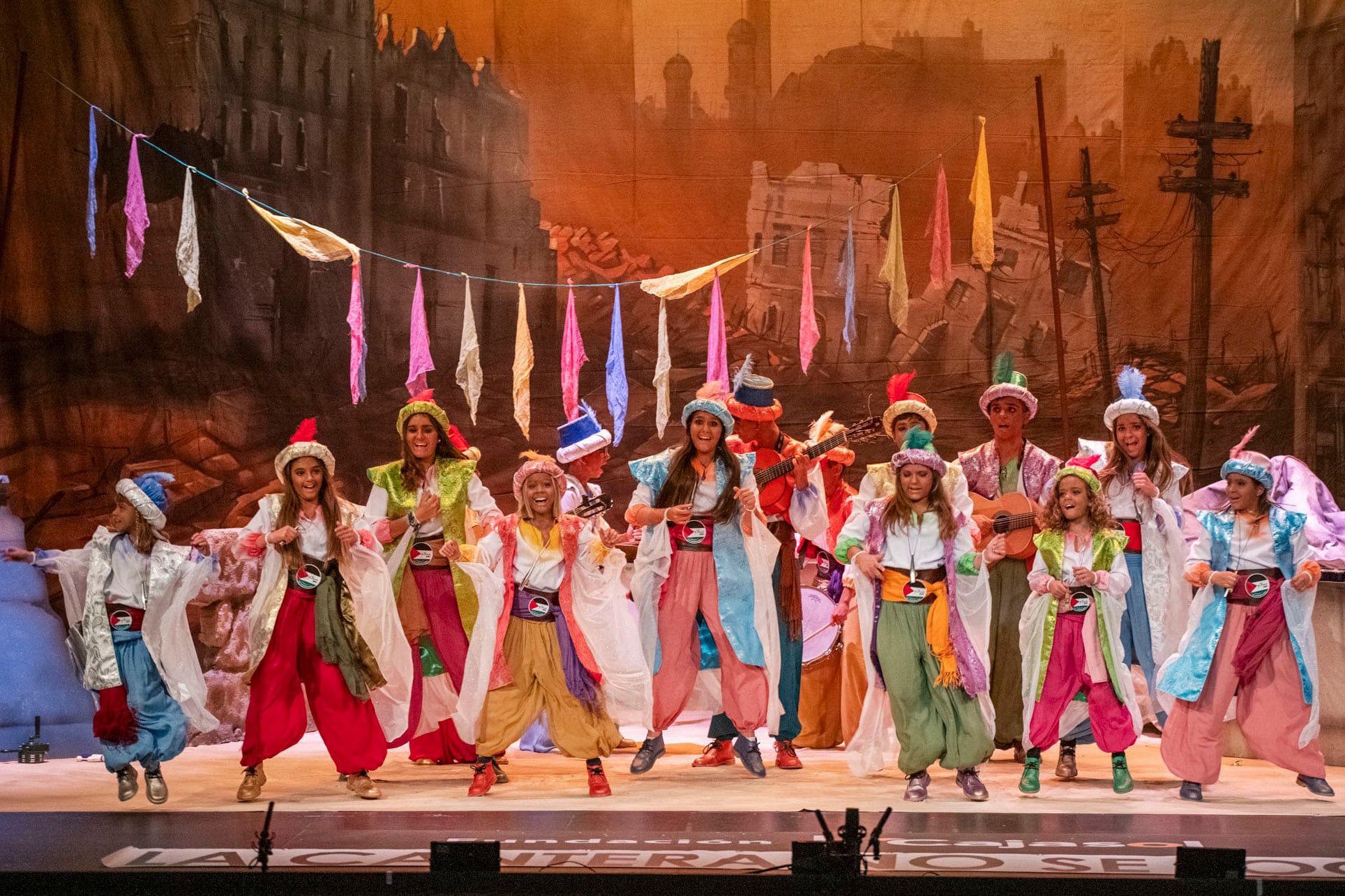 CÁDIZ, 19/01/2025.-Actuación de la comparsa infantil 'Las maleducadas' anoche en el Concurso Oficial de Agrupaciones Carnavalescas de Cádiz en el Gran Teatro Falla. EFE/ Román Ríos