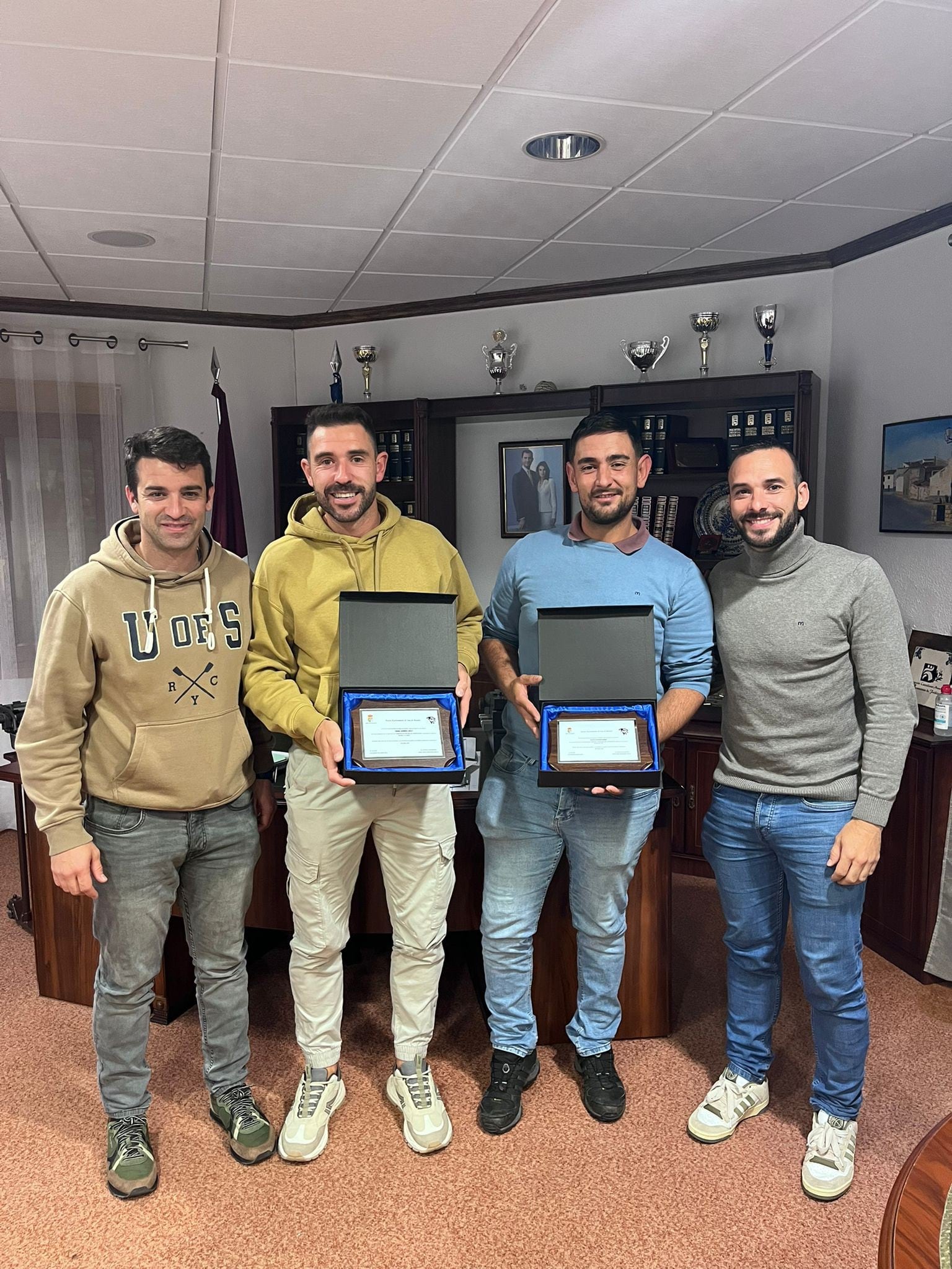 Borja Moreno y David Sánchez (en medio), junto con el alcalde de Ossa de Montiel, Alejandro Chillerón (derecha) y el concejal de Deportes, Pedro Jesús Peñarrubia (izquierda)