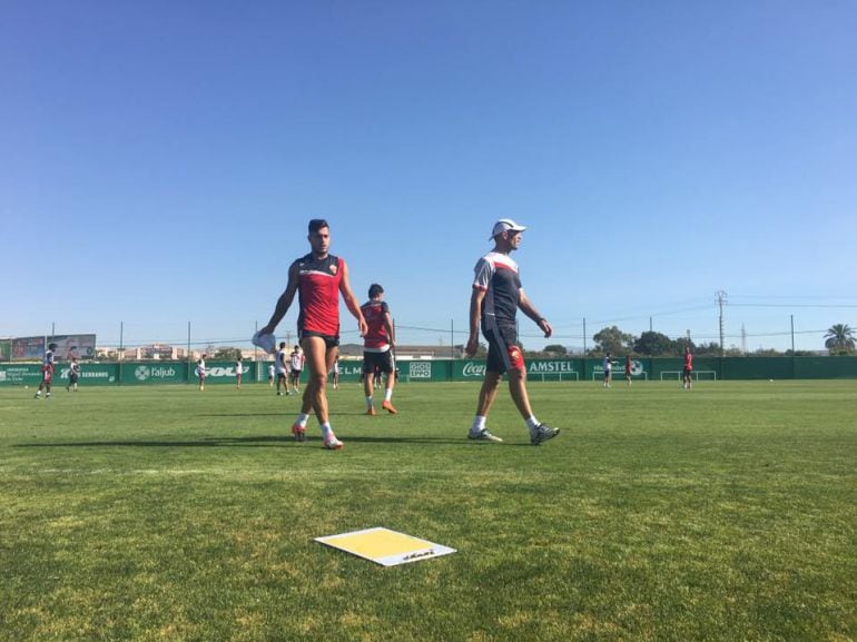 El jugador junto al jefe de los servicios médicos del Elche, César Quesada