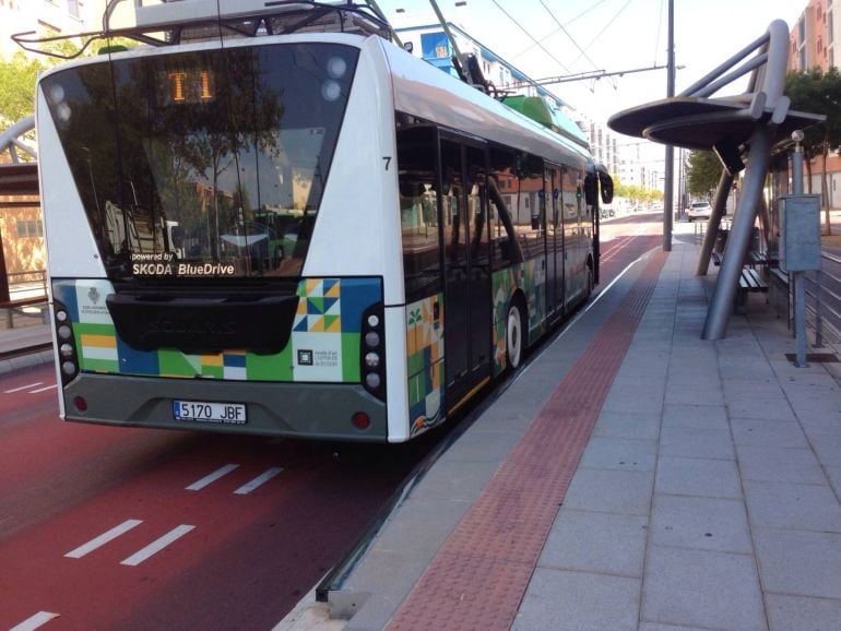 El Bus guiado de Castellón en una parada de la avenida del Mar