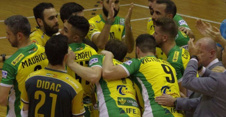 Los jugadores se abrazan al finalizar el partido.