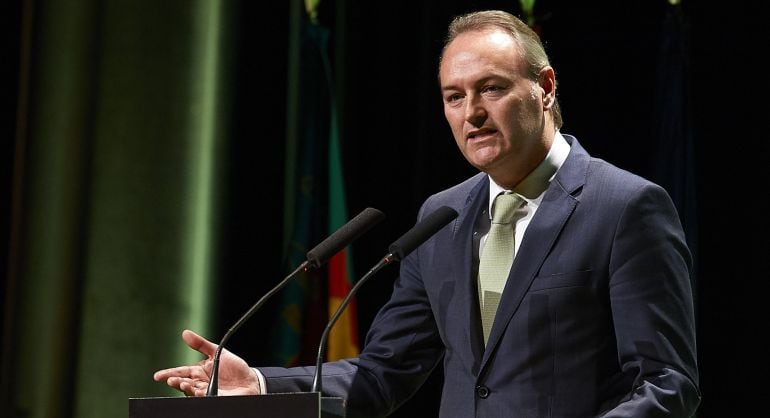 VALENCIA, SPAIN - FEBRUARY 27: President of the regional government of generalitat Valenciana Alberto Fabra delivers a speech during the &#039;VII Congreso de Cooperativismo Alimentario at Palacio de Congresos on February 27, 2015 in Valencia, Spain. (Photo by Manuel Queimadelos Alonso/Getty Images)