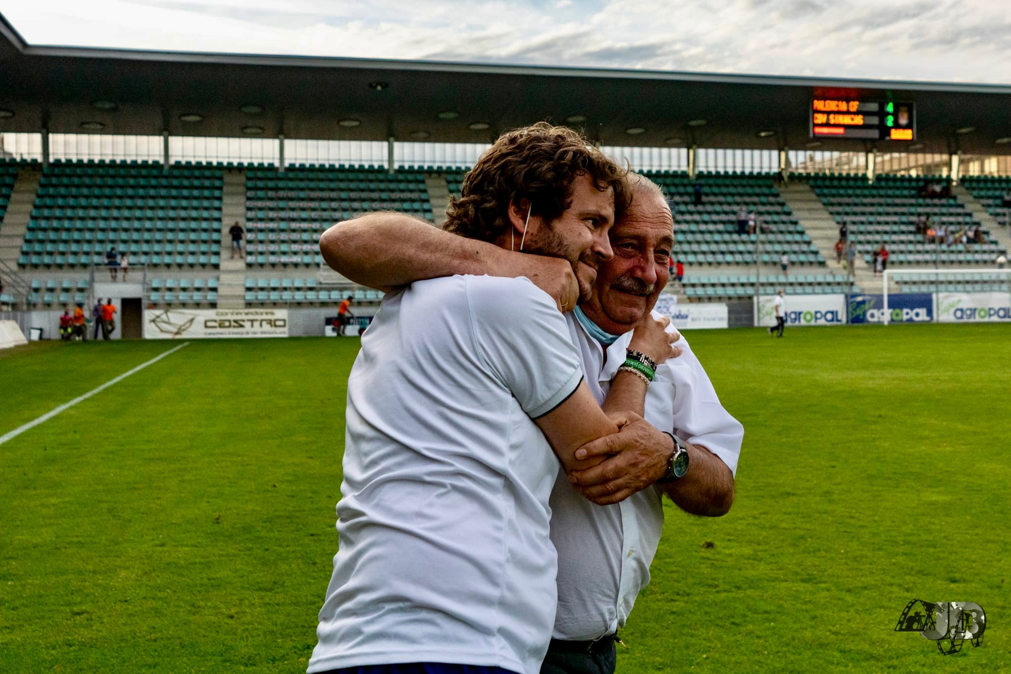 Esteban en la Balastera celebrando el ascenso a Tercera tras ganar al Simancas