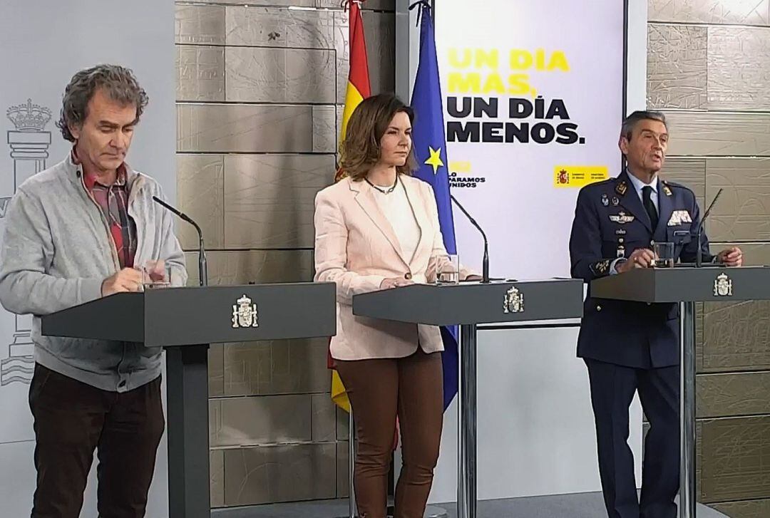 Captura de la señal institucional de Moncloa de (i a d) del director del Centro de Coordinación de Alertas y Emergencias Sanitarias, Fernando Simón; la secretaria general de Transportes, María José Rallo del Olmo, y el Jefe de Estado Mayor de la Defensa, Miguel Ángel Villarroya, este sábado durante la rueda de prensa ofrecida tras la reunión del gabinete técnico de seguimiento de la crisis del coronavirus.