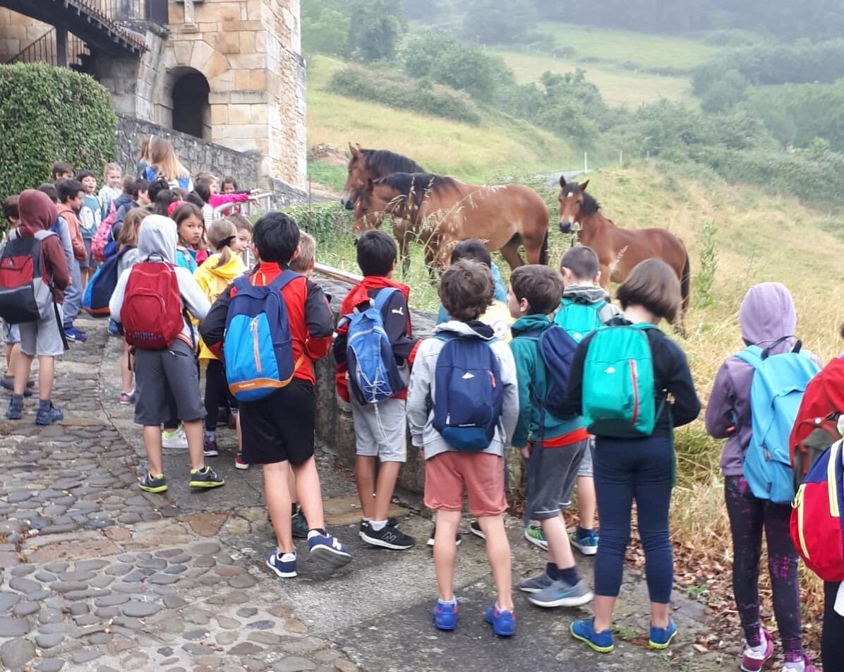 Durante las afariketas los niños y niñas realizan juegos, actividades y excursiones para amenizar el verano