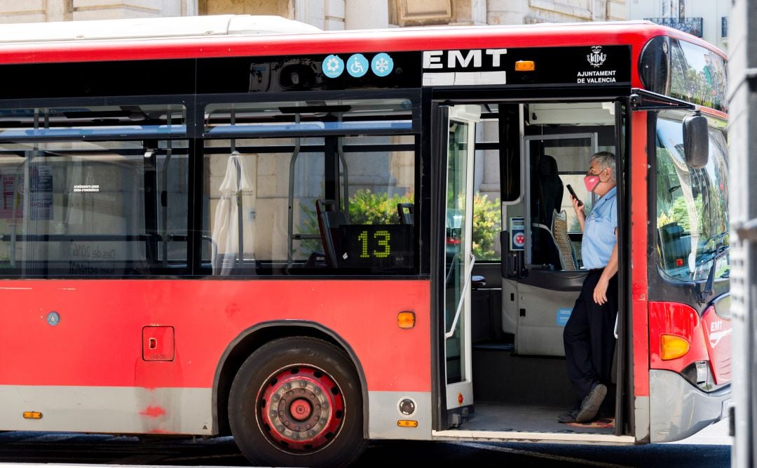 Un autobús de la Empresa Municipal de Transportes (EMT) de Valencia