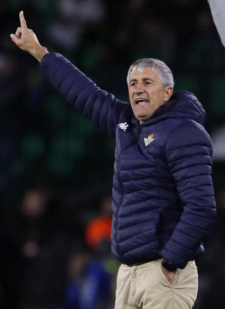 El entrenador del Real Betis, Quique Setién, durante el partido de la fase de grupos de la Liga Europa entre el Real Betis y el AC Milan en el estadio Benito Villamarín, en Sevilla.