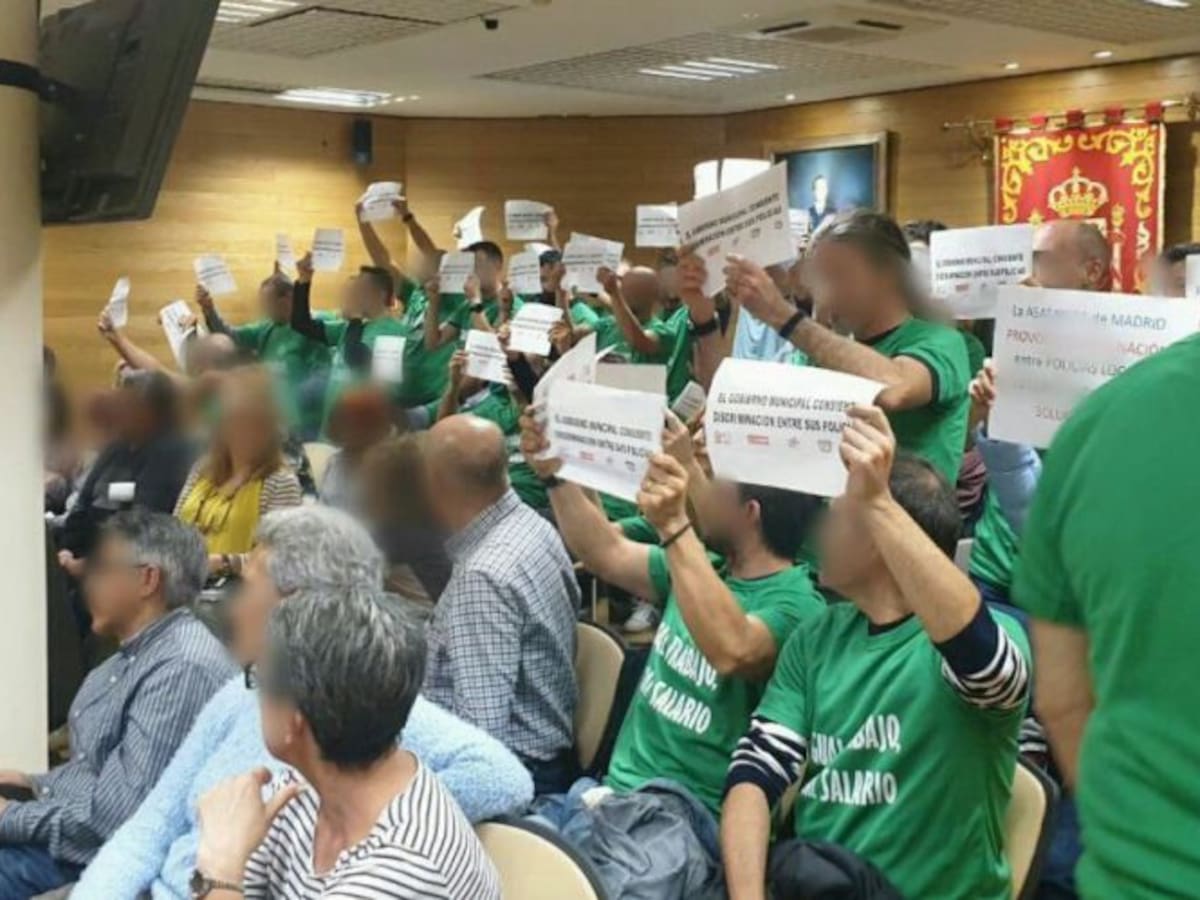 Policías locales de Getafe protestan en el Pleno por su "discriminación salarial"