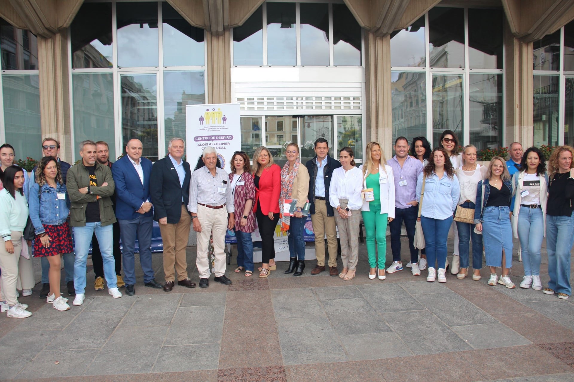 Autoridades de Ciudad Real junto a la Asociación &quot;Alöis&quot; de Ciudad Real en la Plaza Mayor