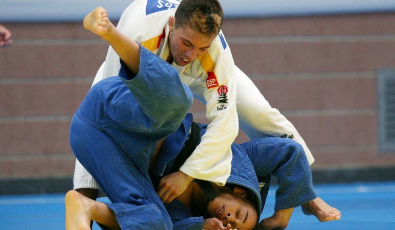 El español Fran Garrigos (blanco) se deshizo del marroqui Issam Bassou en las semifinales de menos de 60 Kg.