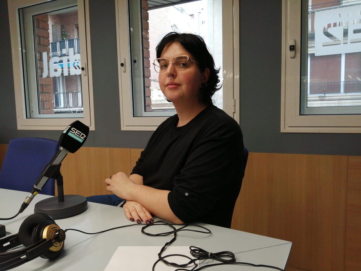 Rose Sans, membre de la junta de Colors de Ponent, durant l&#039;entrevista a Ràdio Lleida.