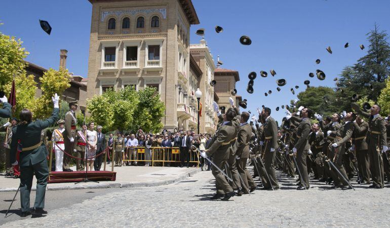 Els 449 nous oficials de l'Exèrcit de Terra.