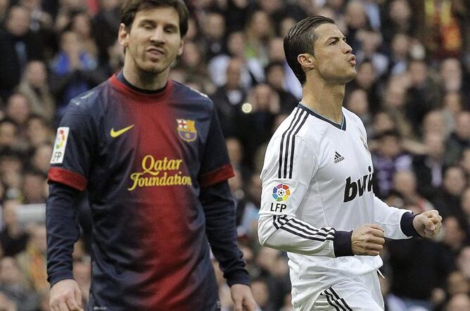 El delantero argentino del Barcelona Lionel Messi y el delantero portugués del Real Madrid Cristiano Ronaldo, durante el partido correspondiente a la vigésima sexta jornada de liga en Primera División.