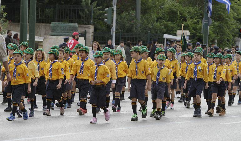 Un grupo de Boy Scouts durante un desfile.