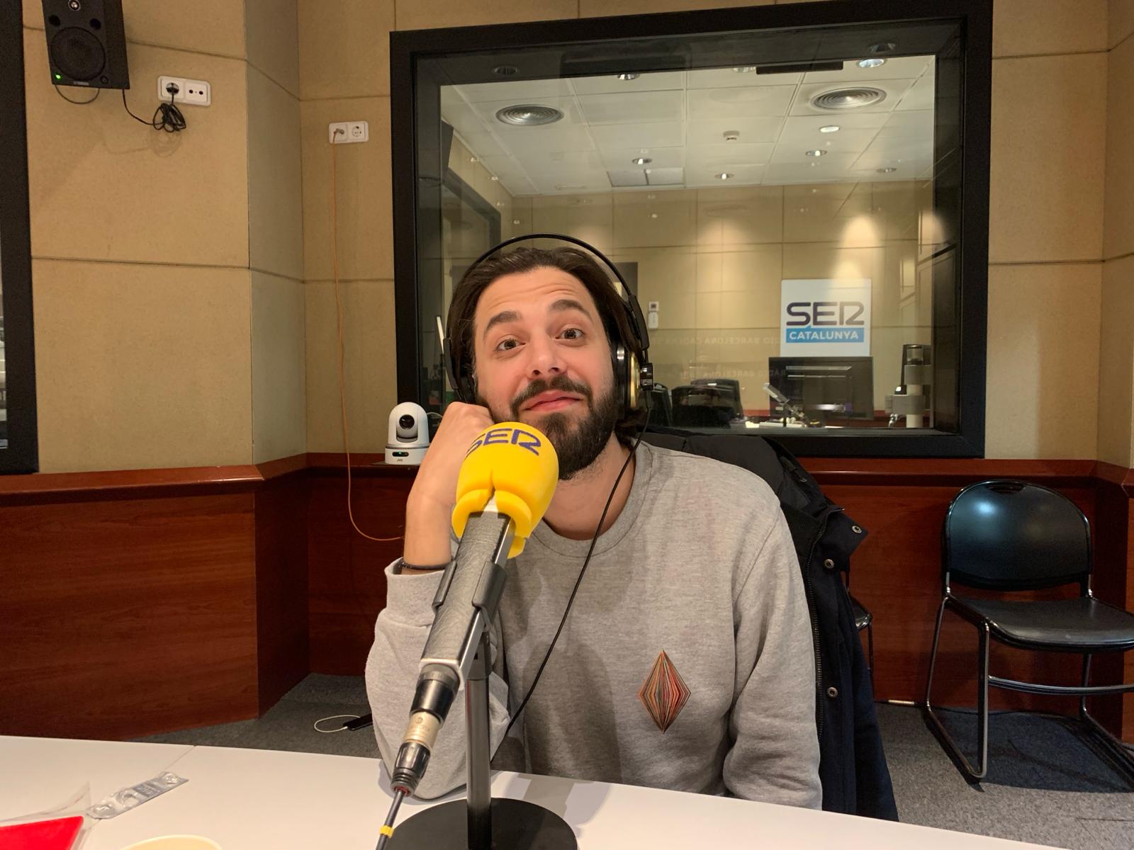 Salvador Sobral en el estudio de Radio Barcelona.