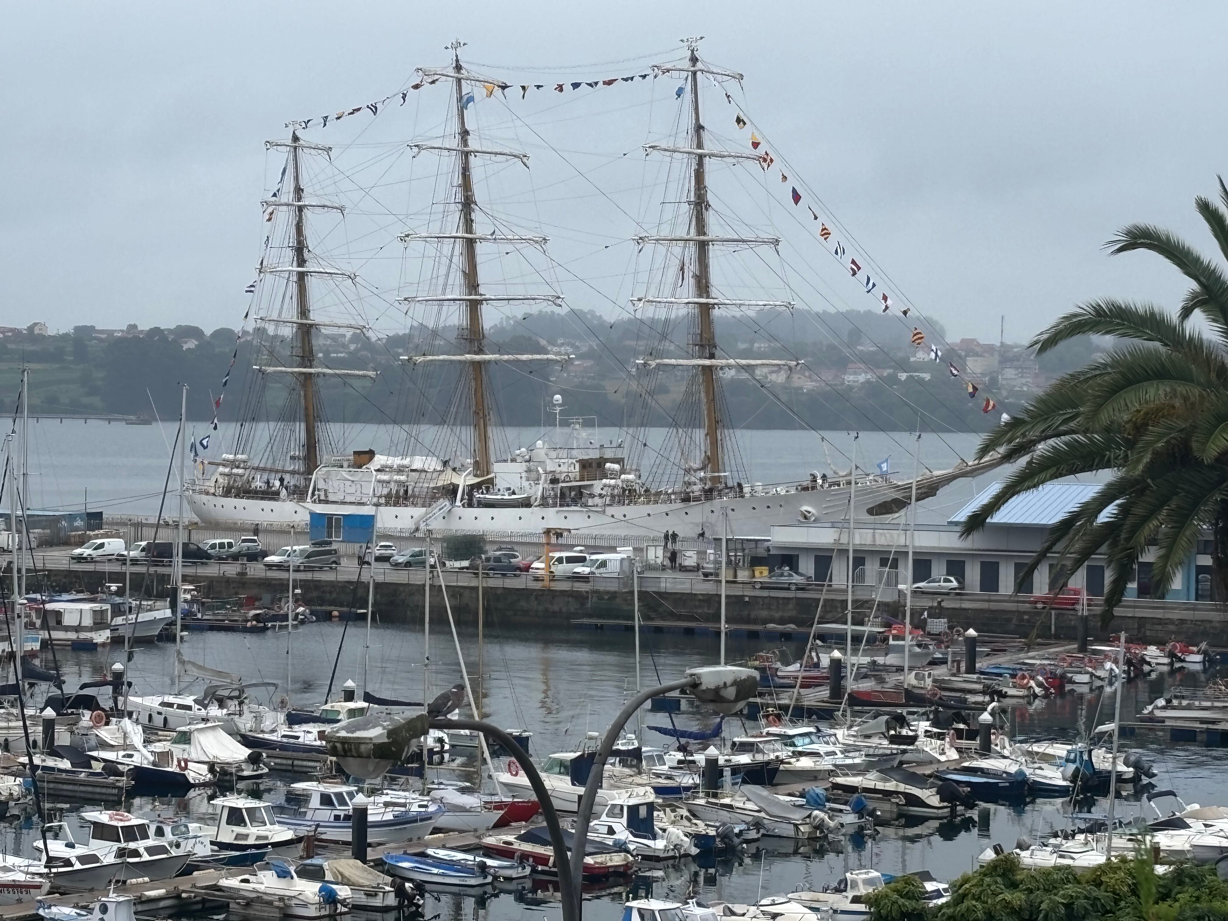 El buque escuela Libertad ha atracado en la mañana de este jueves en el puerto de Ferrol (foto: Raúl Salgado / Cadena SER)
