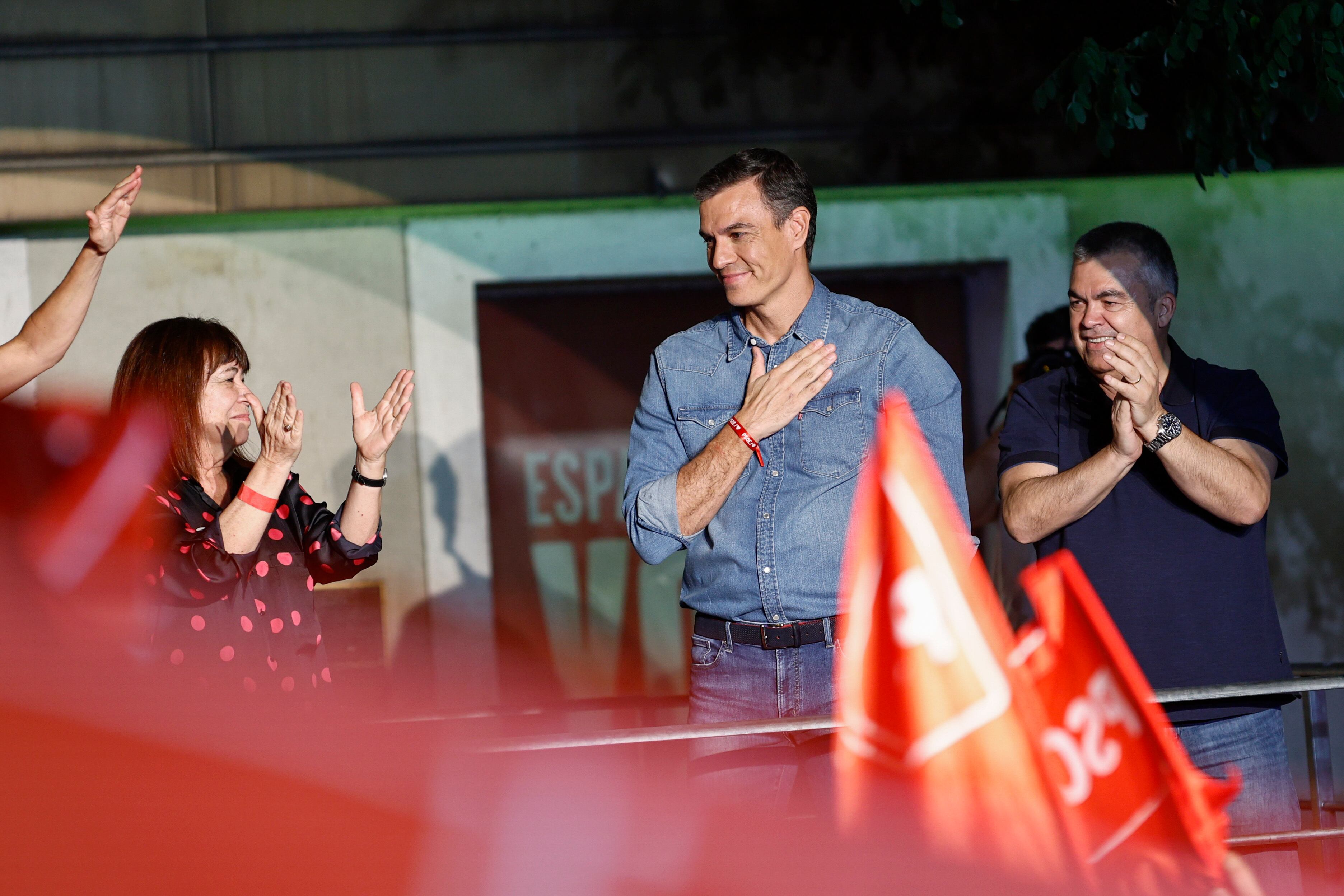 El presidente del Gobierno y líder del PSOE, Pedro Sánchez (c), tras los resultados electorales.