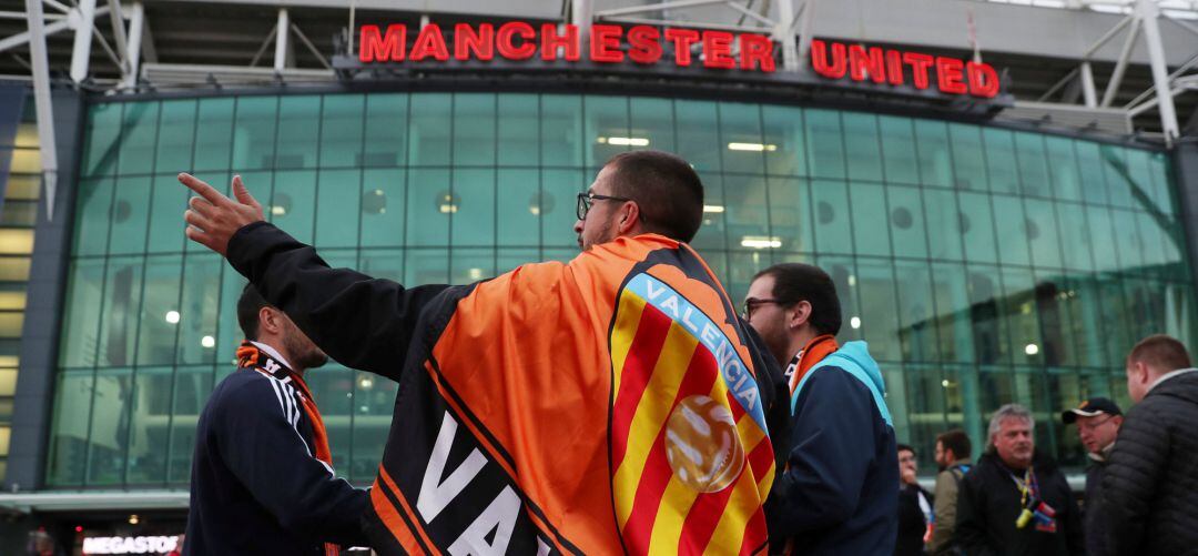 Aficionados valencianistas, en las inmediaciones de Old Trafford