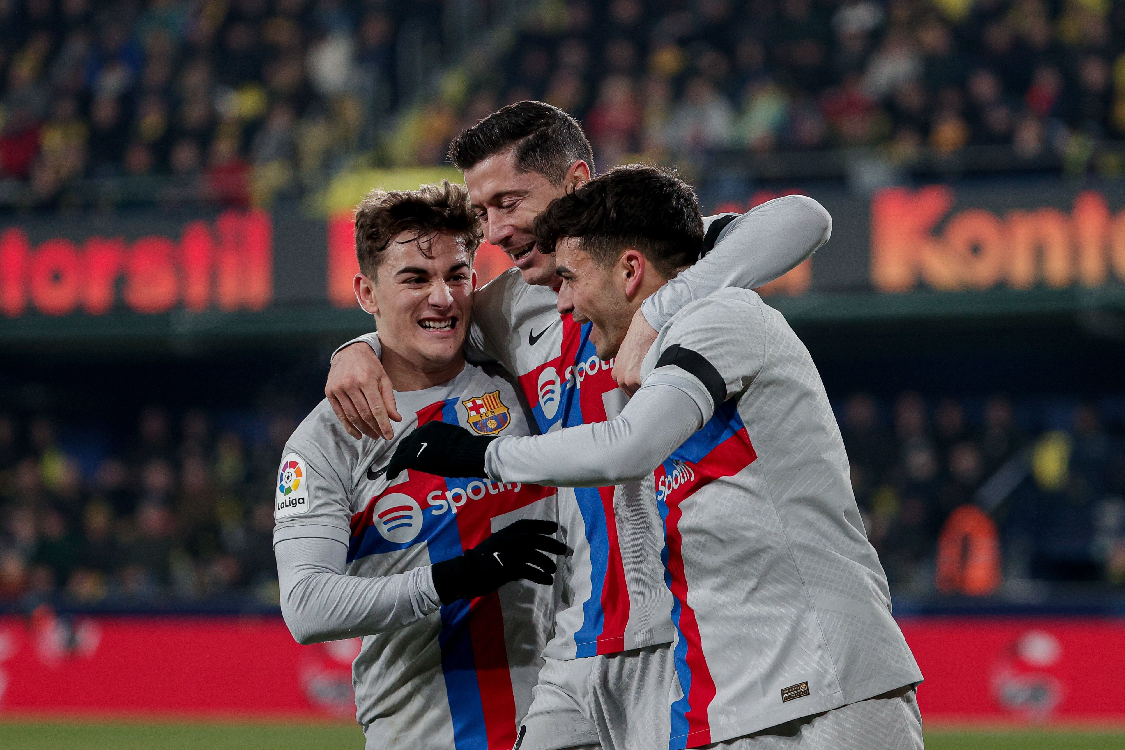 VILLARREAL (CASTELLÓN), 12/02/2023.- El centrocampista del Barcelona Pedri (d) celebra con Robert Lewandowski (c) y Gavi tras marcar ante el Villarreal, durante el partido de Liga en Primera División que Villarreal CF y FC Barcelona disputan este domingo en el estadio de La Cerámica. EFE/Manuel Bruque
