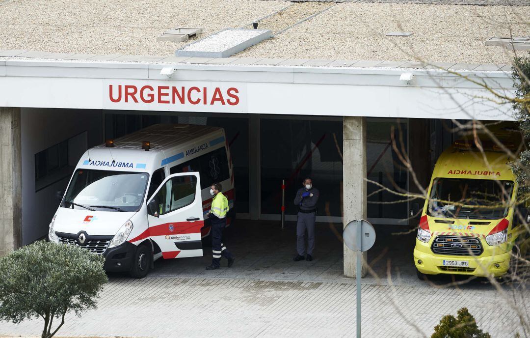 Ambulancias y personal sanitario en el Hospital Marqués de Valdecilla