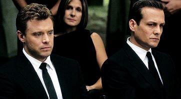 El actor Billy Miller, junto a Gabriel Macht, durante un fragmento de la serie &#039;Suits&#039;.