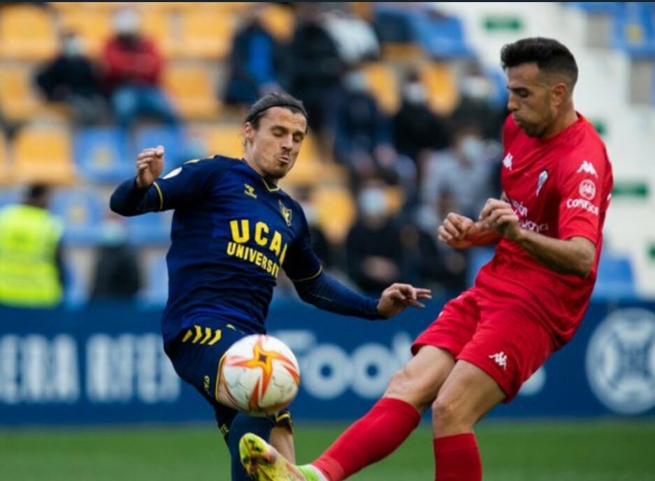 Fullana pelea el balón