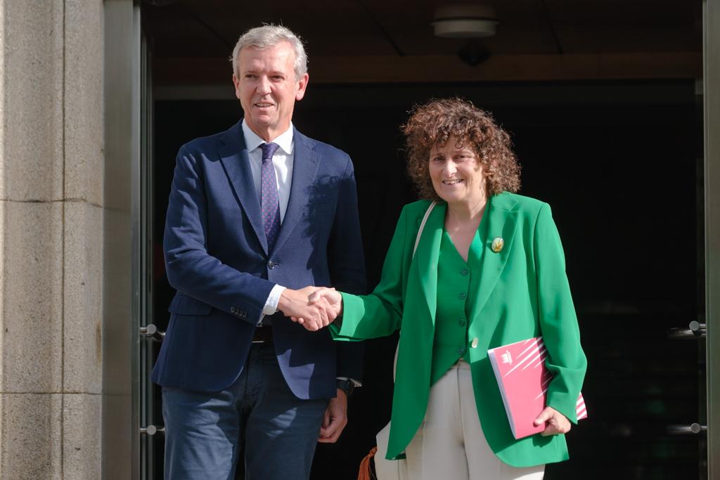 El presidente de la Xunta de Galicia, Alfonso Rueda, y la alcaldesa de Santiago de Compostela, Goretti Sanmartín, se saludan antes del encuentro institucional que mantuvieron en San Caetano (Foto: David Cabezón / Xunta)