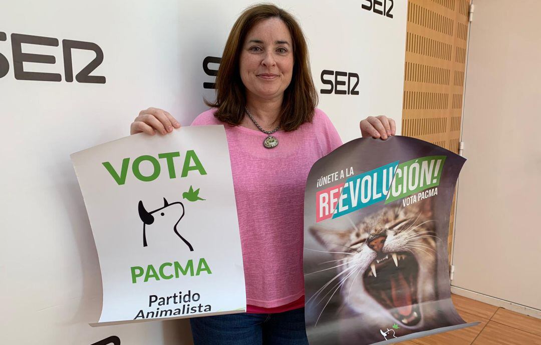 María Sheeran, candidata a la presidencia de la CARM por el PACMA, en los estudios de Radio Murcia 