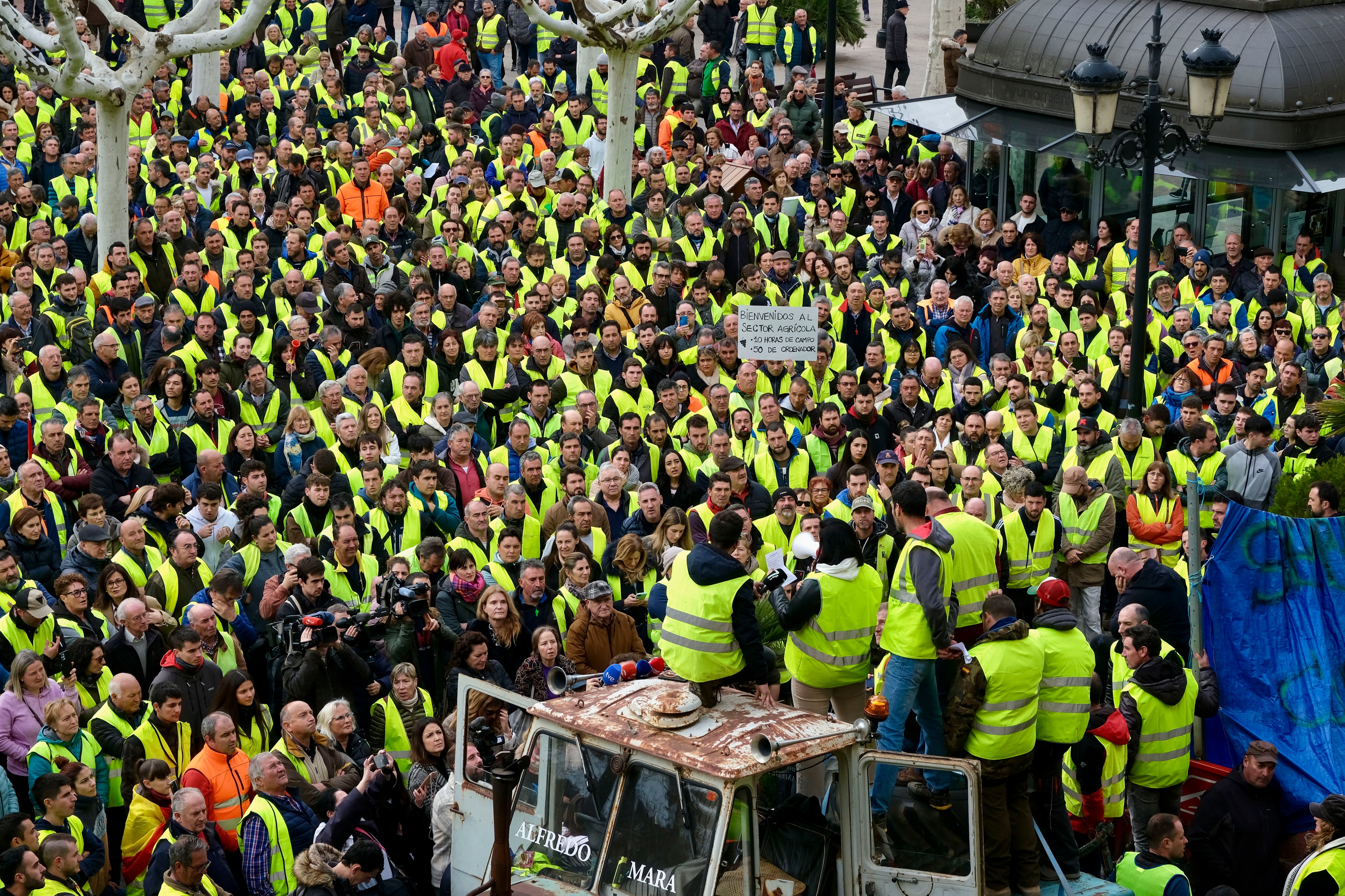 LOGROÑO, 08/02/2024.- La portavoz de los agricultores y ganaderos que se manifiestan en Logroño, María Gutiérrez, se dirige a ellos para leer las reivindicaciones que mantienen antes de entregarlas en la delegación de Gobierno en Logroño, este jueves. EFE/Fernando Díaz
