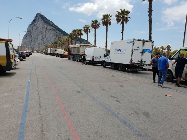 Camiones esperan poder entrar a Gibraltar