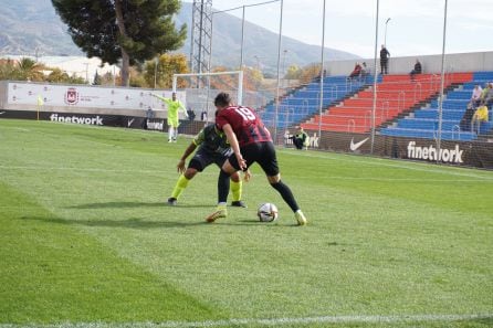 Albert Luque encara a un rival