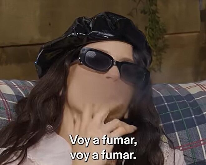 Rosalía fumando durante la grabación del podcast con 'Soy una pringada'