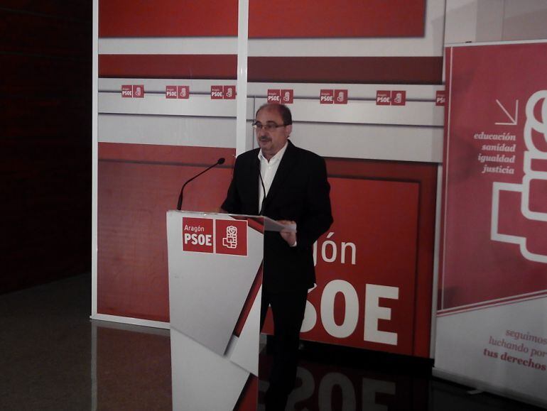 Javier Lambán, durante la rueda de prensa en la sede del PSOE en Aragón 