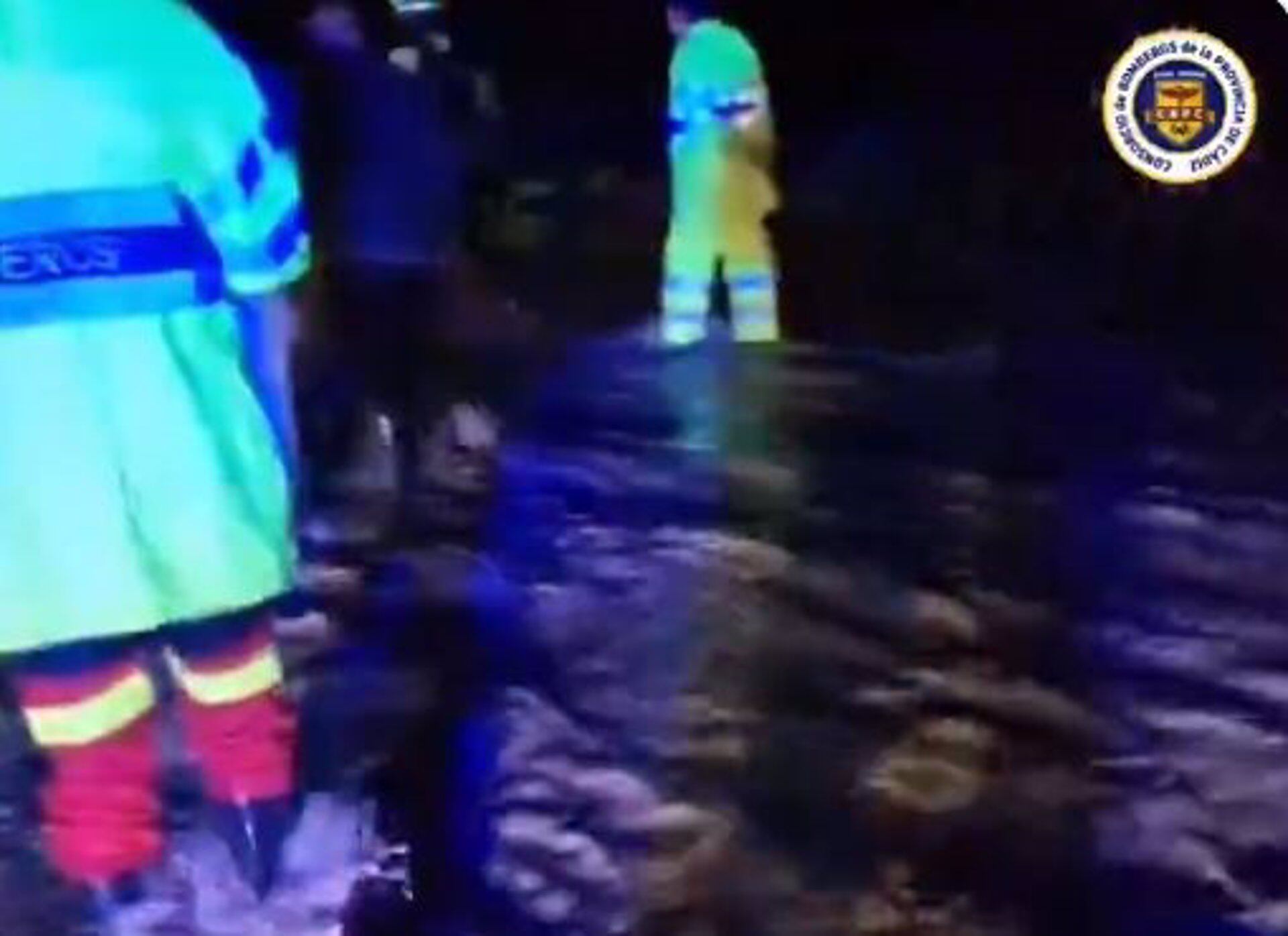 Rescatadas 40 personas de 20 vehículos atrapados en la AP-4 por el desbordamiento de un arroyo en Jerez