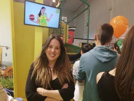 Irene Pardo, responsable de marketing de MANN FILTER, junto a la canasta que han colocado en su expositor