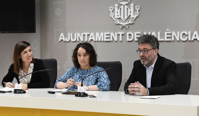 Rosa Roig, directora tècnica de la Mostra de Cinema València, Gloria Tello, concejala de Recursos Culturales del Ayuntamiento de Valencia y Eduardo Guillot, vicedirector técnico