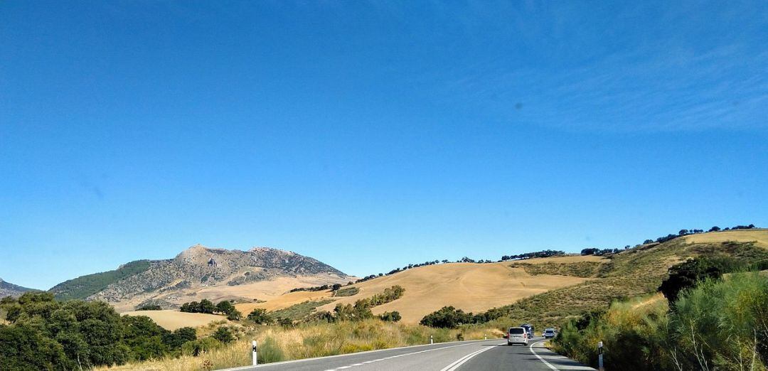 La carretera A-374 conecta la ciudad de Ronda con la de Sevilla