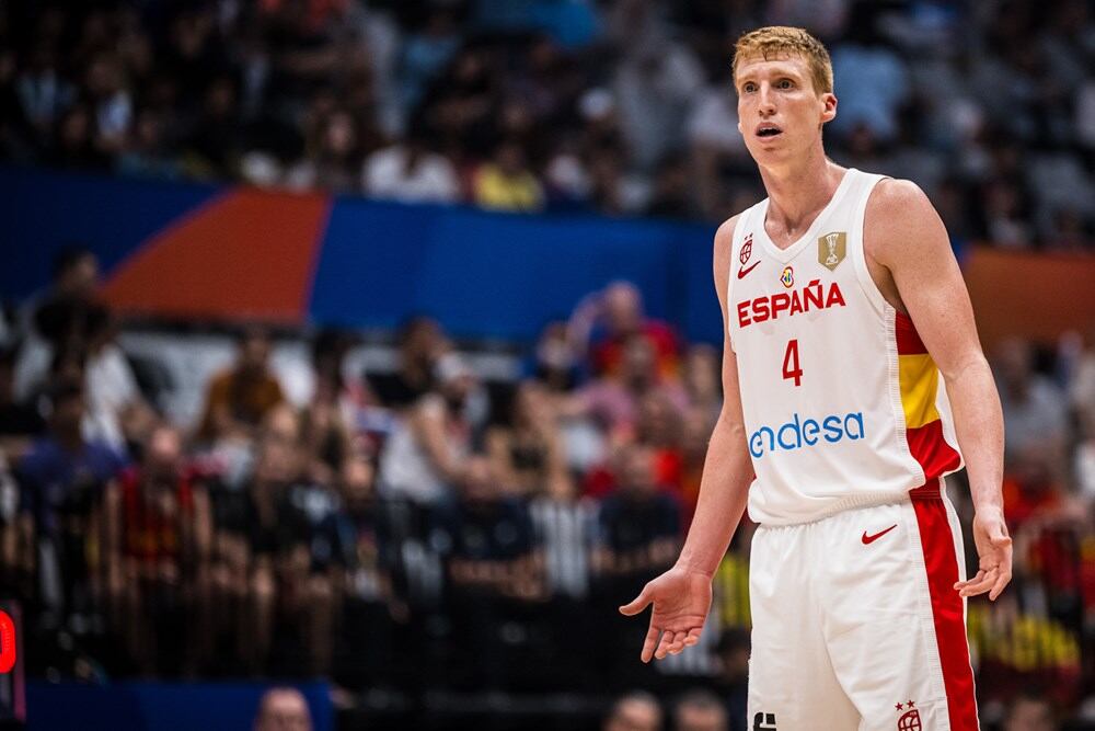 Alberto Díaz en el partido de España contra Letonia