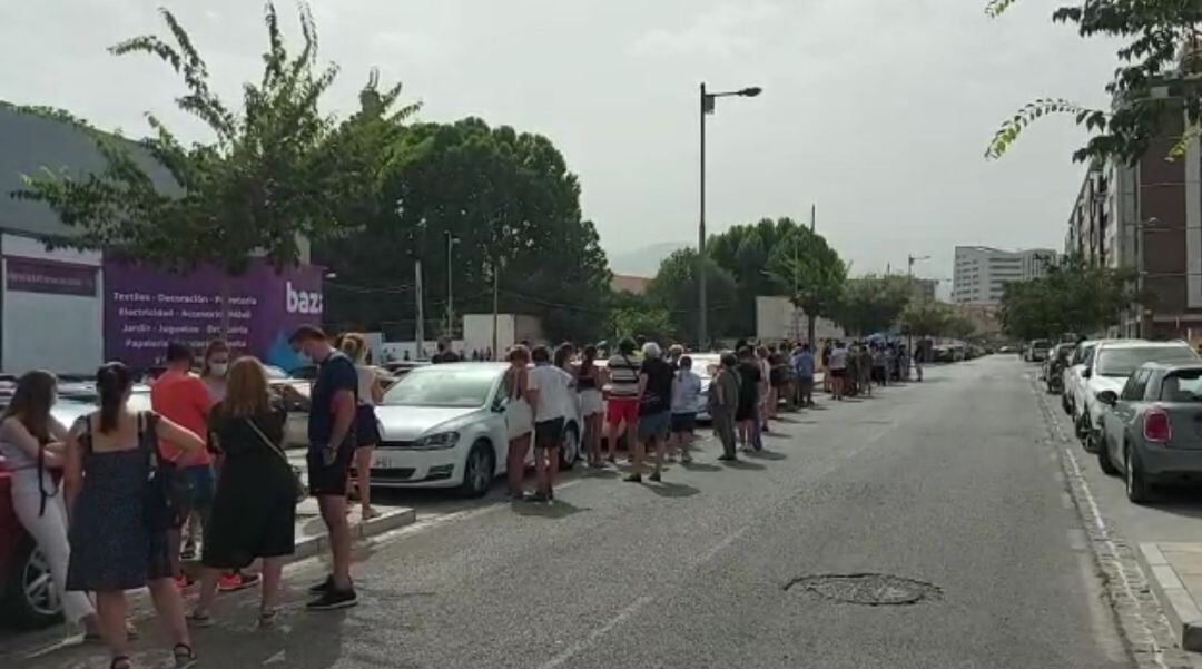 Colas en el exterior de Fermasa para entrar a vacunarse