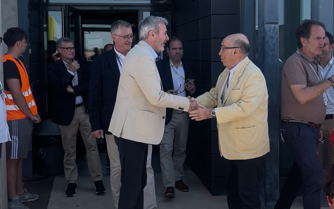 El presidente de Aragón, Jorge Azcón; y el CEO de Dorna, Carmelo Ezpeleta; estrechándose la mano tras reunirse durante el GP de Aragón