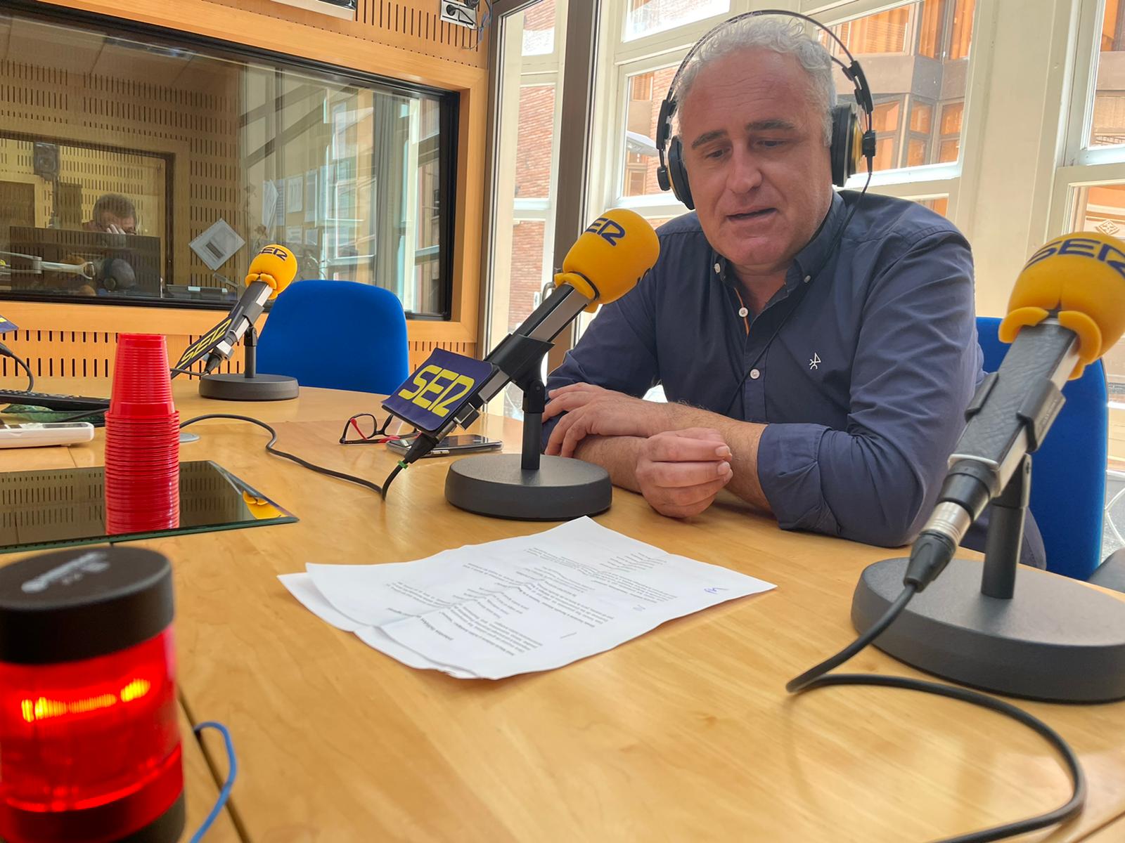 Antonio Botías, periodista, escritor y cronista oficial de Murcia, en los estudios de Radio Murcia