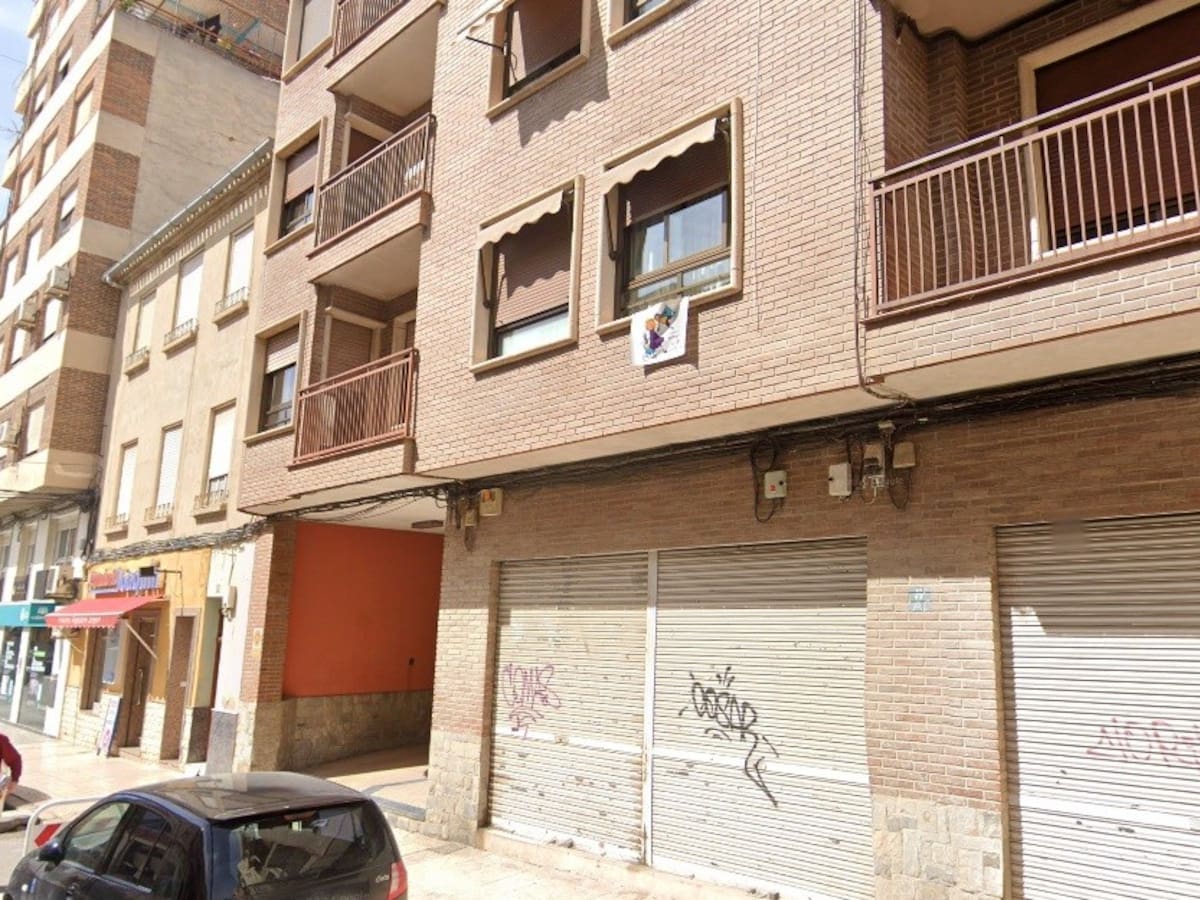 El riesgo de caída de una chimenea obliga a desalojar alrededor de un centenar de vecinos de un edificio de Cieza