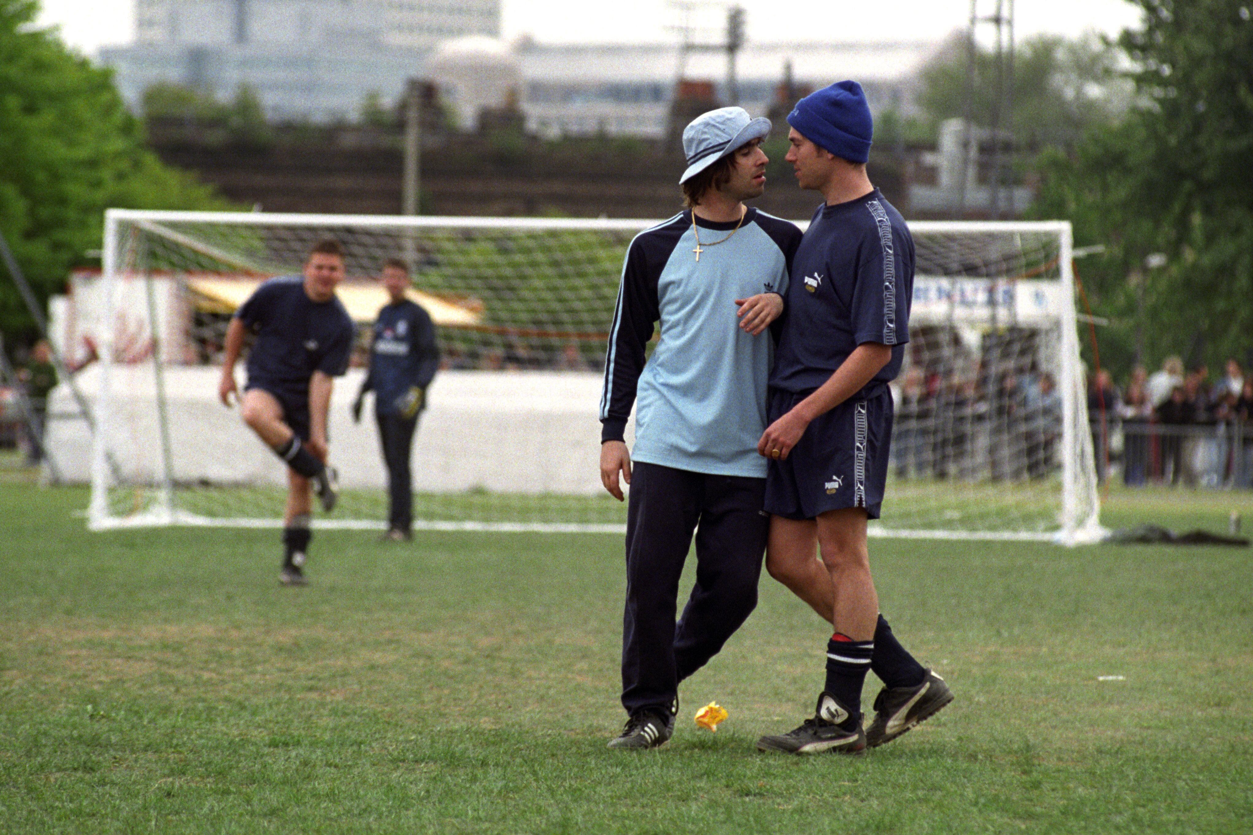 Liam Gallagher (Oasis) y Damon Albarn (Blur), en un partido de fútbol benéfico celebrado en 1996.