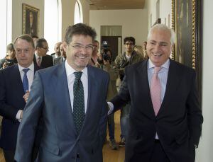 El ministro de Justicia, Rafael Catalá, impone varias condecoraciones de San Raimundo de Peñafort en el Palacio de Justicia. En la foto junto al presidente del TSJCyL, José Luis Concepción