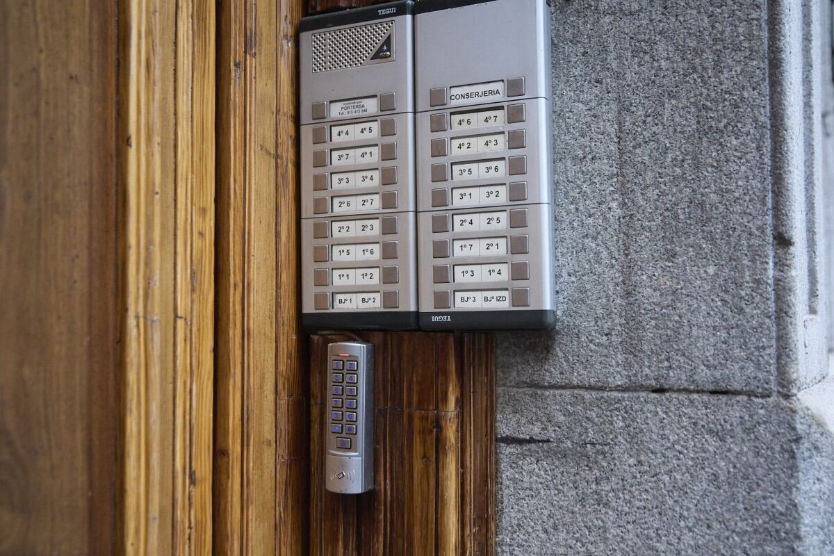 Telefonillo de un bloque residencial con viviendas de uso turístico